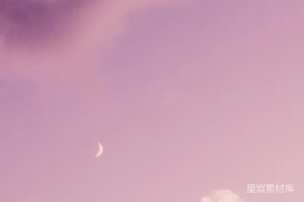紫色的云和蓝色的天空