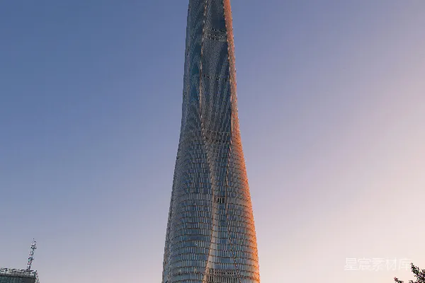 现代摩天大楼在黄昏时分的晴朗天空中。