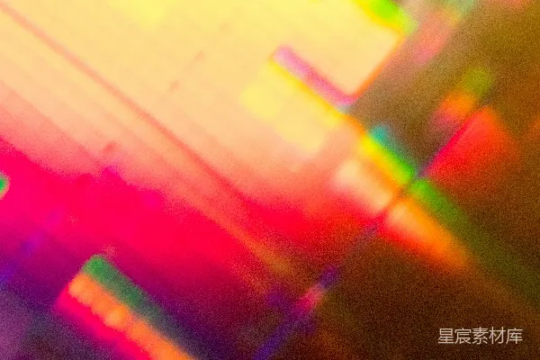 高清摄影 模糊不清的建筑物图片，上面有一个钟表。