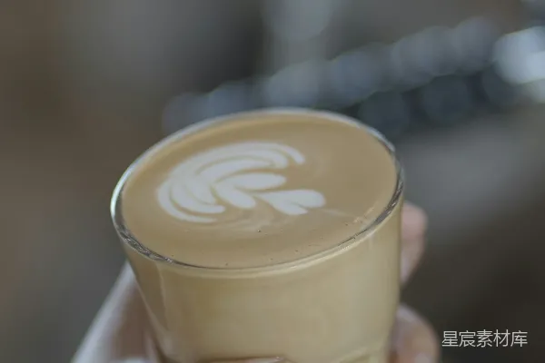 手里拿着一杯咖啡的人