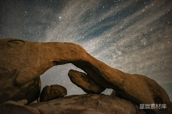 背景中有星星的岩石形态
