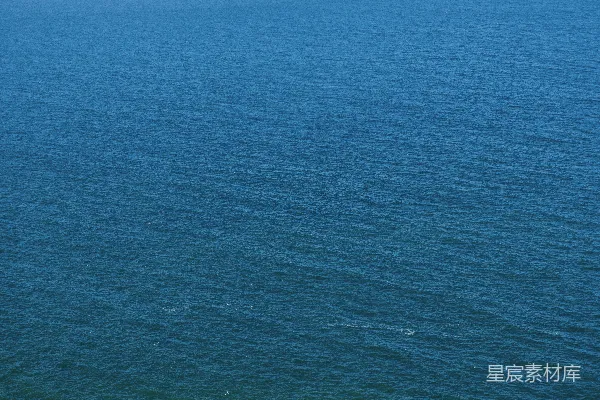 有蓝天衬托的水域