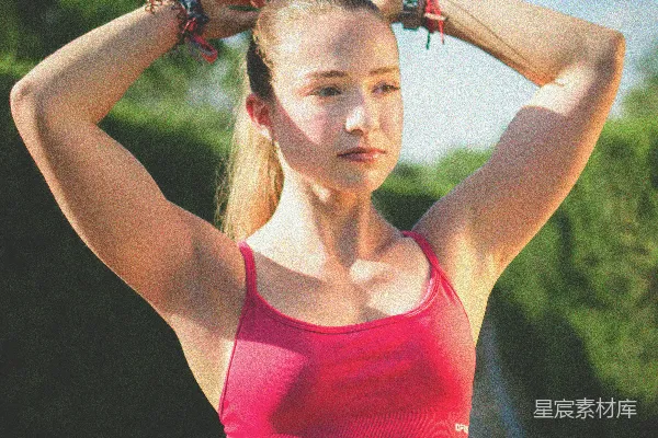 年轻女子在健身前绑头发