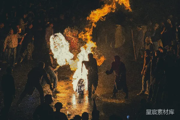 一群人围着火堆
