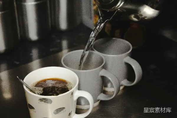 热水被倒入三个杯子中