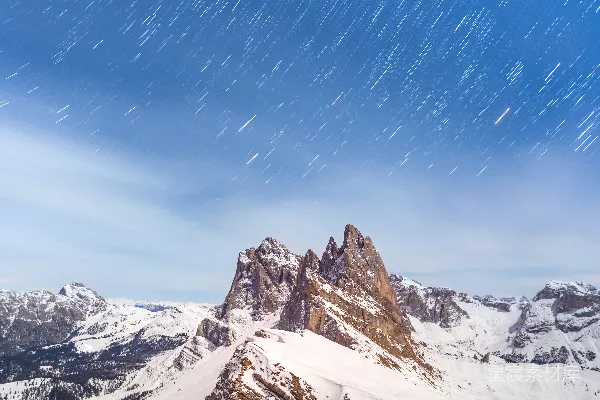 山顶覆雪，夜空群星闪烁