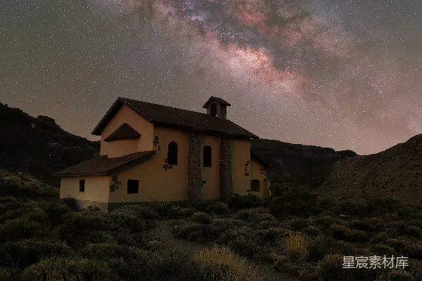 一座教堂矗立在繁星点点的银河天空下。