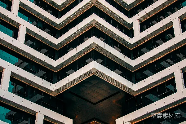 一座有许多窗户和阳台的高大建筑