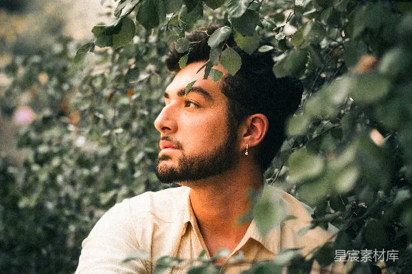 一个男人坐在树下闭着眼睛
