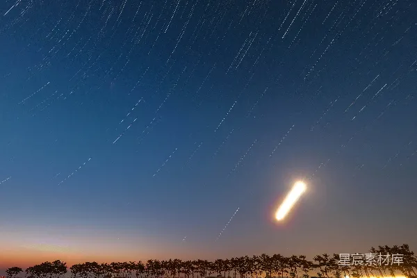 夜幕下湖泊旁的星空轨迹