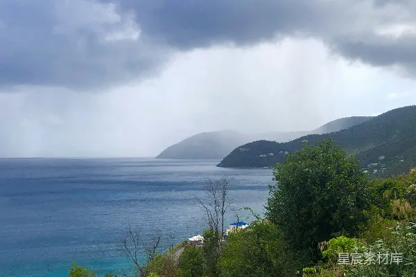 山间白天的水面