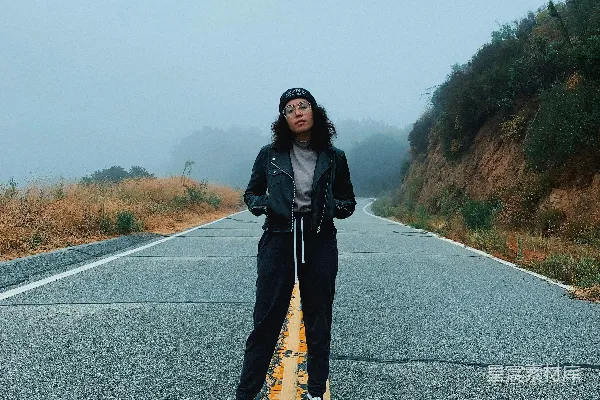 女人站在路边