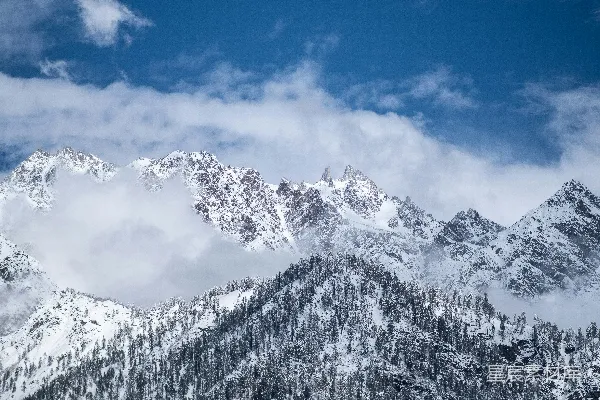 雪覆盖的山峦山脉