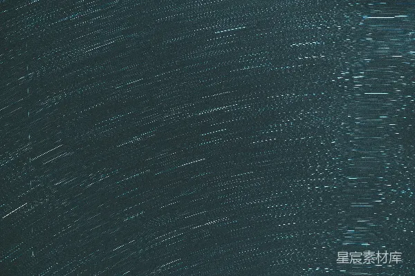 夜空中的星轨展现出来。