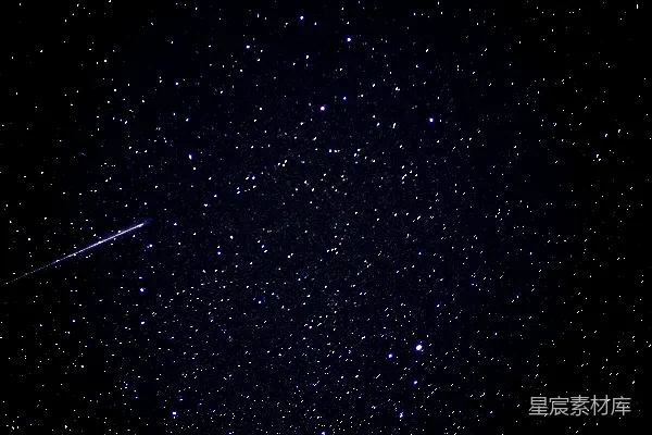 高清摄影 一个星空，点缀着星星和一颗流星。