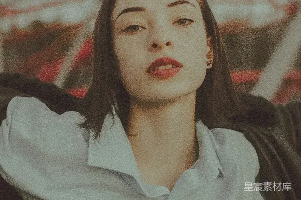 白衬衫裙女人