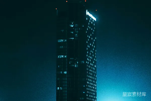 一座非常高大的建筑紧邻一片水域。