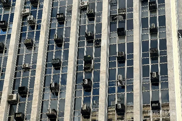 现代建筑物外立面有很多空调装置。
