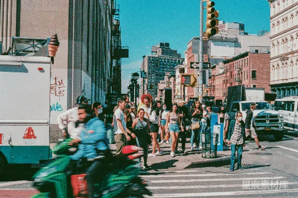 一群人在街上行走