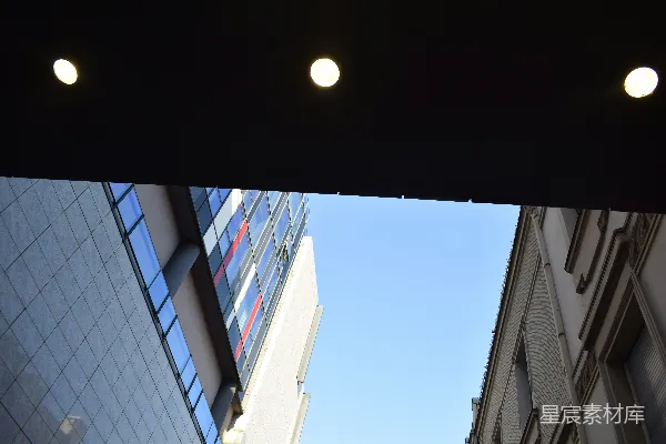 现代建筑外墙在晴朗的蓝天背景下