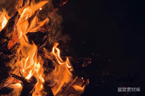 夜里的火中之火