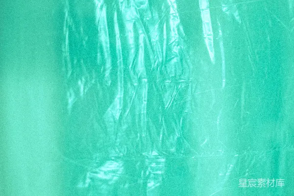高清摄影 一个红色的消防栓坐在绿色墙前