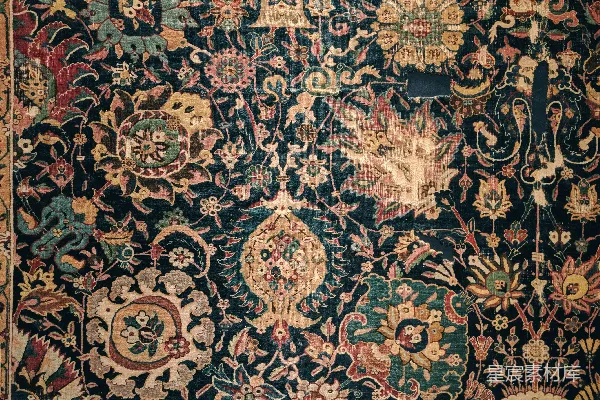 高清摄影 一张有许多不同颜色和图案的大地毯