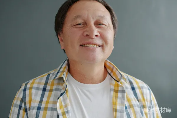 笑容满面的条纹衫男人置于灰色背景前
