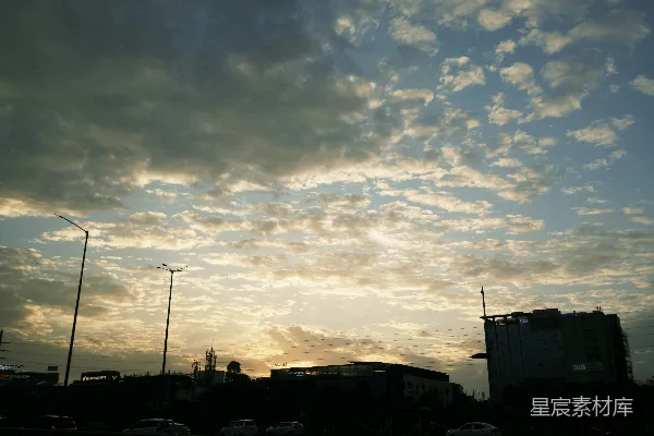 城市天际线的日落，云层 dramatic 地变幻着颜色。