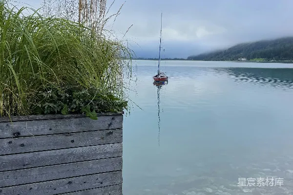 水中的小船