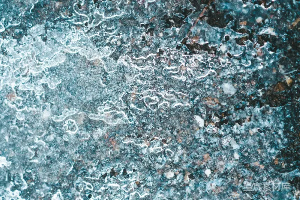 高清摄影 冰冻的水在表面上形成了有趣的图案。