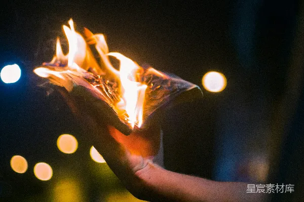 夜间有人手持火种