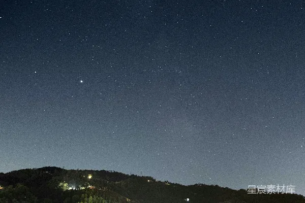 夜幕下的绿树蓝天