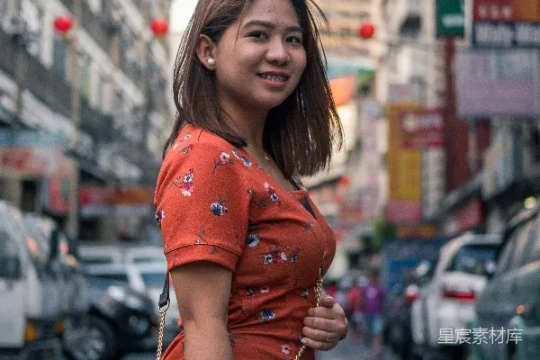 女性站在道路旁，在选择性聚焦的摄影作品中
