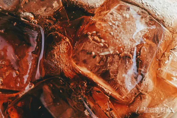 高清摄影 装有苏打水和冰块的玻璃杯