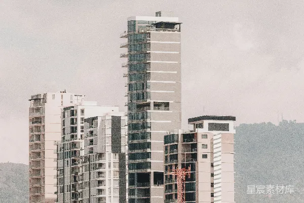 城市风光：现代建筑和一幢高楼在阴云密布的天空下。