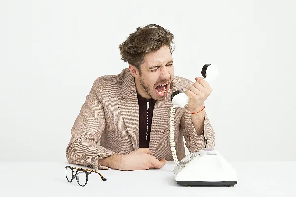 手持电话的男人尖叫