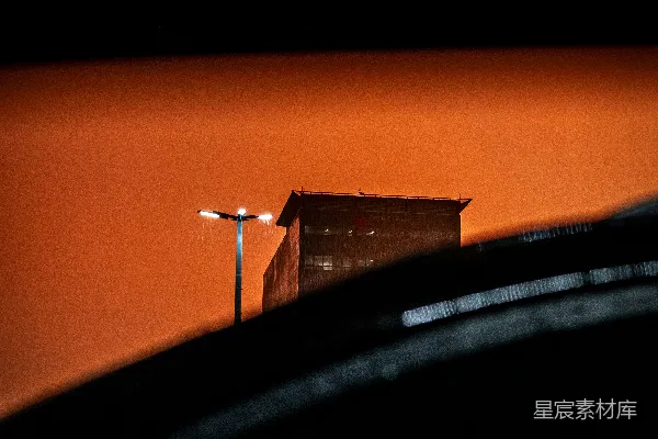 建造路灯对抗橙色的天空