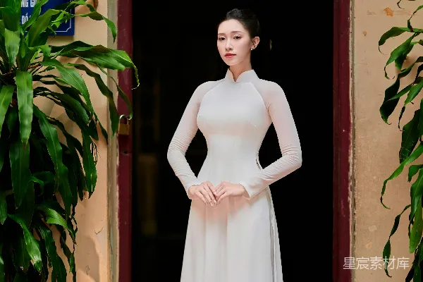 穿着传统越南白裙子的年轻女子。
