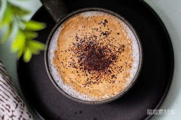 plates上放着一杯咖啡和一些饼干