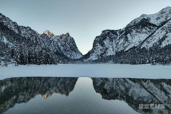 被雪覆盖的山脉环绕的一湖水