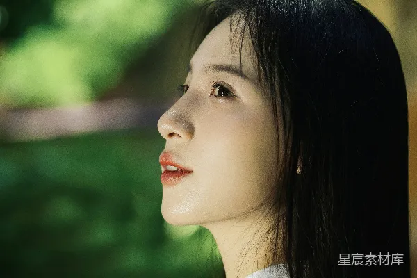 一个长着黑色头发的女人和一件白色衬衫