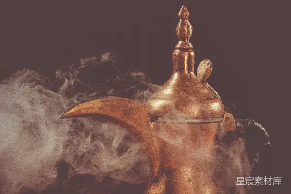 黑底上的铜制茶壶有烟雾状物