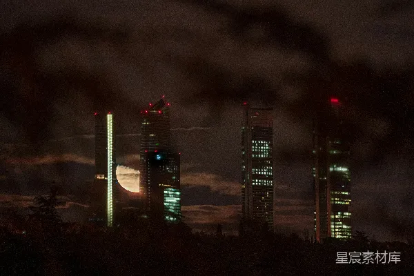 远处城市的夜景