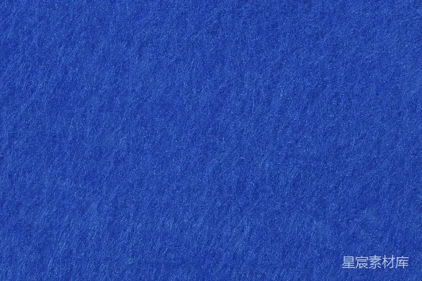 高清摄影 一个蓝色背景上有一架小飞机在空中飞行。