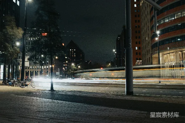 夜晚的城市街道，使用长时间曝光技术拍摄