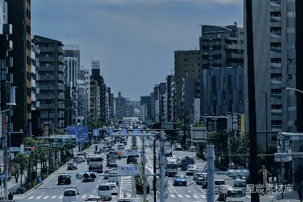 繁忙的城市街道上有车辆和高大的建筑物。