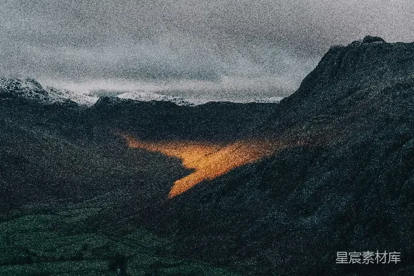 白天绿山与褐山在灰色云层下