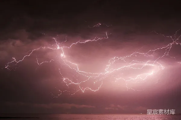 几道雷击在水体上空