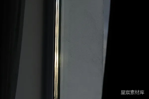 黑白木制门
